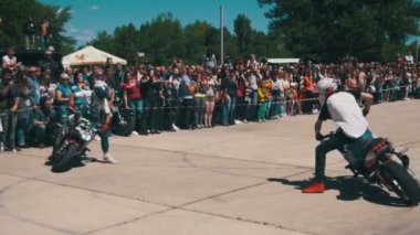 Dublör Moto Show. Moto binici arka tekerlek üzerinde sürmek. Bisikletçileri Parade ve gösteri. Ağır çekim