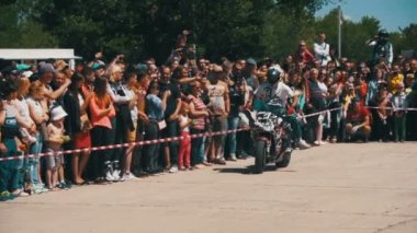 Dublör Moto Show. Aşırı motor sporları. Bisikletçileri Parade ve gösteri. Ağır çekim