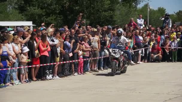 Stunt Moto Show. Sports mécaniques extrêmes. Parade et spectacle des motards. Mouvement lent — Video