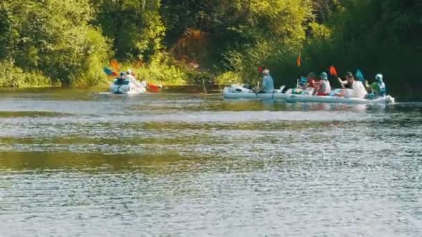 Gente flotando en el río en un bote largo, canoa. Turismo — Vídeos de Stock