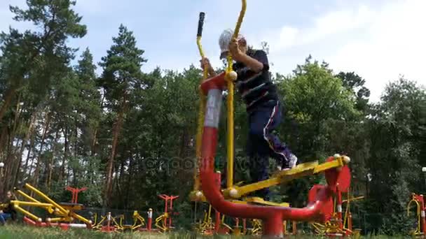 Enfant engagé dans un équipement d'entraînement sportif de rue — Video