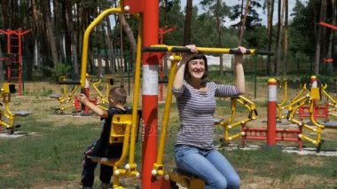 Anne ve oğlu Street egzersiz makinelerde spor için içeri