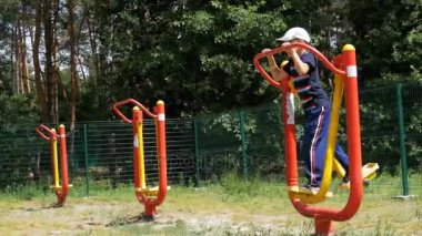 Simülatör spor yere ayak eğitim için küçük çocuk
