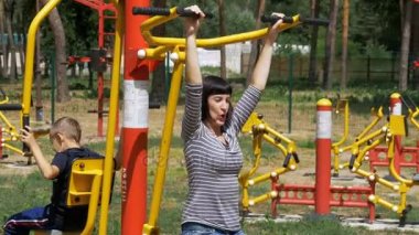 Anne ve oğlu spor eğitim simülatörleri üzerinde spor için içeri