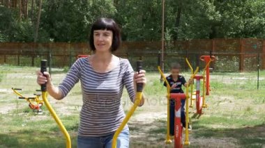 Anne ve oğlu Street egzersiz makinelerde spor için içeri