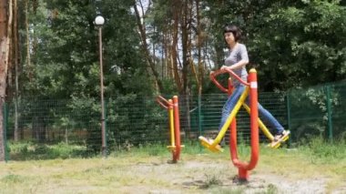 Anne ve oğlu spor eğitim simülatörleri üzerinde spor için içeri