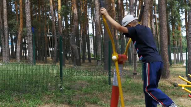 Παιδί αγόρι που εκτελούν αθλητικό εξοπλισμό κατάρτισης στο δρόμο — Αρχείο Βίντεο