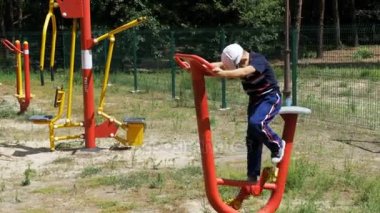 Sokak spor ekipman eğitim yapan çocuk