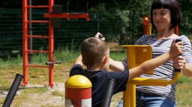 Ağır çekimde spor için anne ve çocuk Street egzersiz makineleri içeri