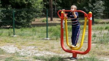 Eğitim Simülatörü Street ağır çekimde spor yapan çocuk çocuk