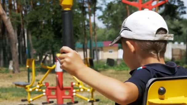 Kid Engajado em Equipamento de Treinamento Desportivo de Rua — Vídeo de Stock