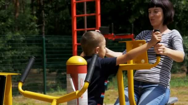 엄마와 아들 거리 운동 기계에가 서 슬로우 모션 스포츠 — 비디오