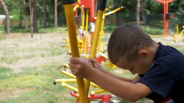 Bambino ragazzo impegnato in simulatore di allenamento sportivo in strada in slow motion — Video Stock