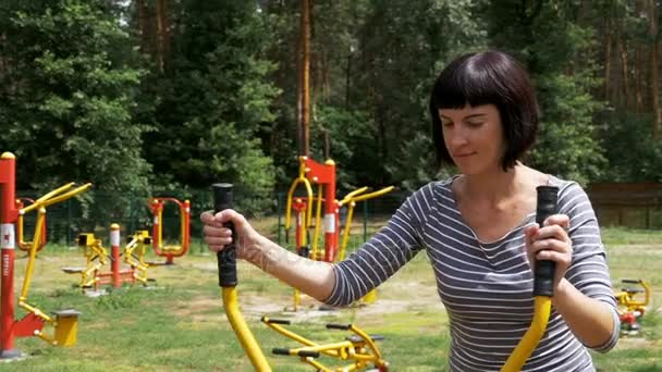 Молодая женщина на спортивной подготовки симуляторы идут в для спорта в медленном движении — стоковое видео