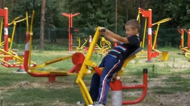 Sokak spor ekipman eğitim yapan çocuk