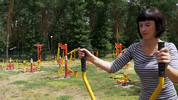 Une jeune femme sur des simulateurs d'entraînement sportif se lance dans le sport au ralenti — Video