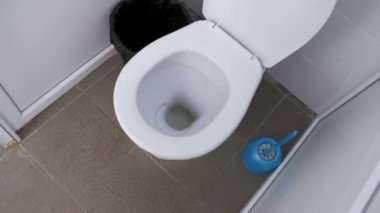 Umumi tuvalet içinde kamera hamle