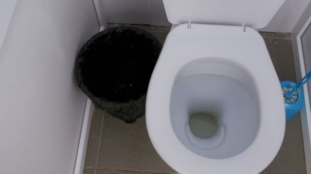 Veřejné WC. Kamera se pohybuje pod — Stock video