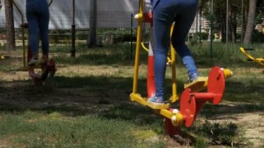 İnsanlar spor eğitim simülatörleri sokakta meşgul.