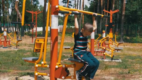 Kid engagerade på gatan idrottsträning utrustning — Stockvideo