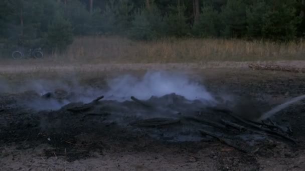 消火ホースによって水でキャンプファイヤー — ストック動画