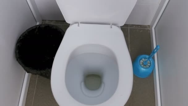 Die Kamera zittert in der öffentlichen Toilette