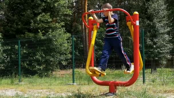 Eğitim Simülatörü Street ağır çekimde spor yapan çocuk çocuk — Stok video