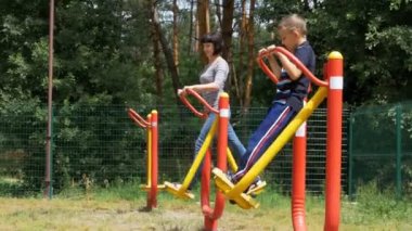 Anne ve oğlu Street egzersiz makinelerde spor için içeri