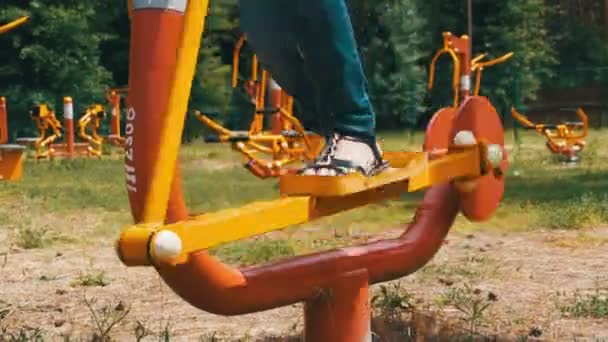 Beine des Mädchens auf Straßenübungsgeräten treiben Sport — Stockvideo