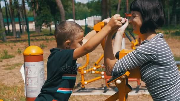 Mor och Son på sport träningssimulatorer gå in för sport i Slow Motion — Stockvideo