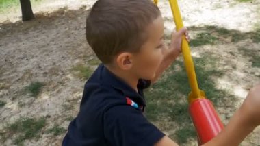 Eğitim Simülatörü Street ağır çekimde spor yapan çocuk çocuk