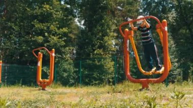 Simülatör spor yere ayak eğitim için küçük çocuk