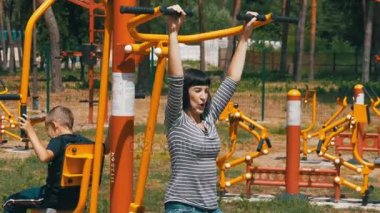 Anne ve çocuk Street egzersiz makinelerde spor için içeri