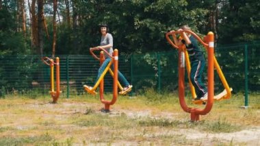 Anne ve oğlu Street egzersiz makinelerde spor için içeri