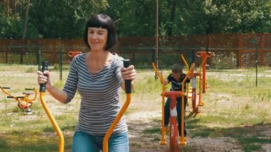 Anne ve oğlu spor eğitim simülatörleri üzerinde spor için içeri