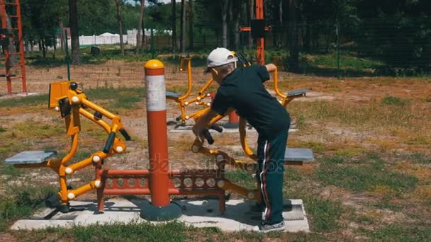 Kid brutotonnage van straat sporttrainingen apparatuur — Stockvideo