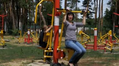 Anne ve oğlu Street egzersiz makinelerde spor için içeri