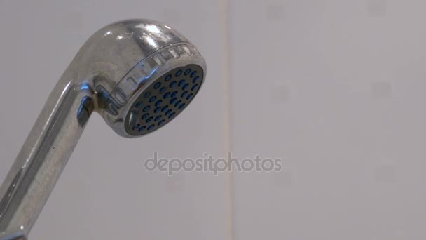 Un chorro de agua de la ducha escuchar — Vídeos de Stock