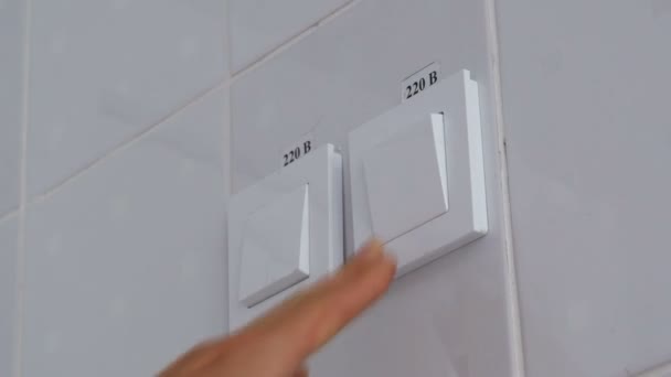 Encender y apagar el interruptor de luz en la pared — Vídeos de Stock