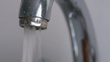 Musluk ve krom kaplama musluk dökülen su akış açma