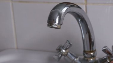 Musluk ve krom kaplama musluk dökülen su akış açma