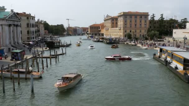 Венеция Италия Транспортные маршруты Большого канала, вид с моста — стоковое видео