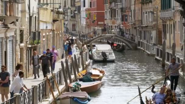 Vodní kanál v Benátkách, Itálie. Lidé projít úzkými uličkami Benátky — Stock video