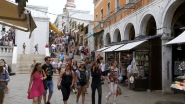 İnsanlar yürüyüş boyunca dar sokaklar Hediyelik eşya mağazaları Venedik, İtalya