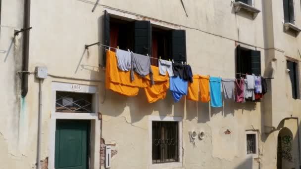 Lavandaria a secar acenando na velha rua italiana, Veneza . — Vídeo de Stock