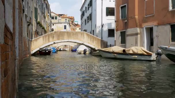 Canal da Água de Veneza, Itália. Ruas estreitas de Veneza . — Vídeo de Stock