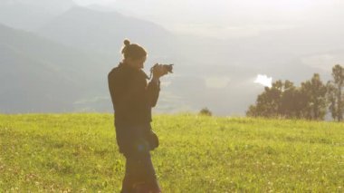 Genç kadın Alpler, Avusturya dağlar peyzaj fotoğraf çeker