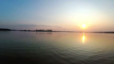 Nehir kıyısında gün batımı