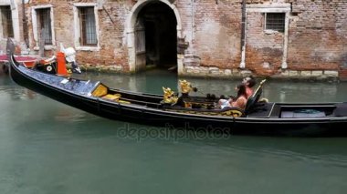 Turistler üzerinde gondol Venedik canal, İtalya içinde yüzüyor.