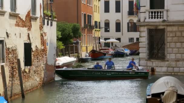 Su kanalı, Venedik, İtalya. Tekne su kanalı üzerinde yüzmek — Stok video